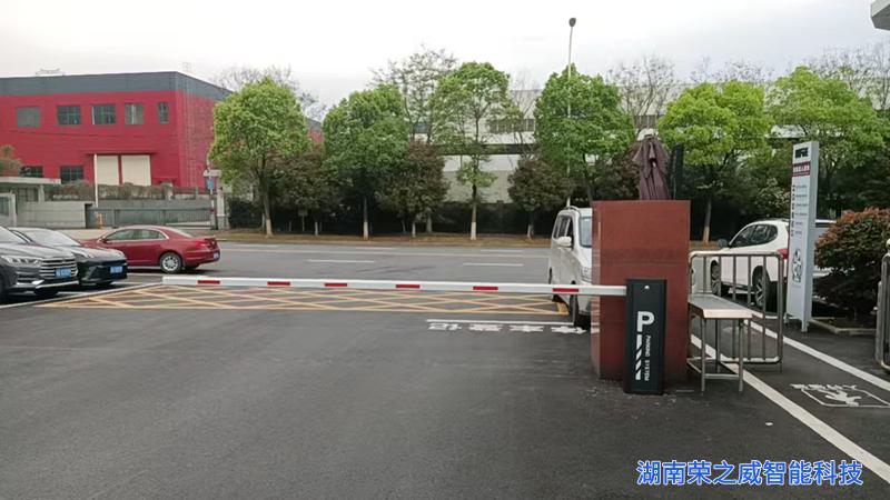 2套3米不锈钢道闸安装竣工-长沙电动门厂家-湖南荣之威