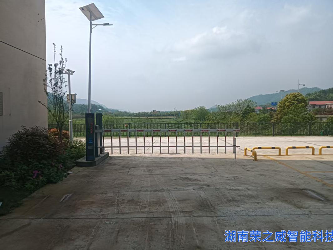 汨罗厂区道闸交付-富昇智各-湖南荣之威