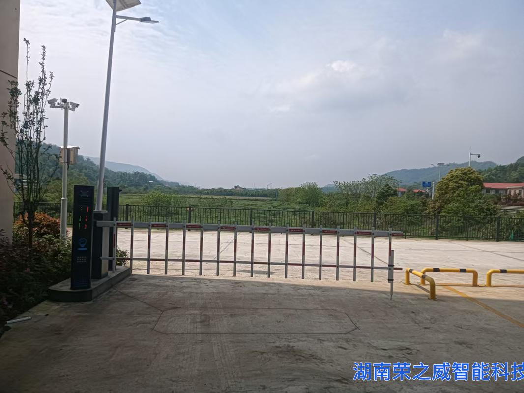 汨罗厂区道闸交付-富昇智各-湖南荣之威