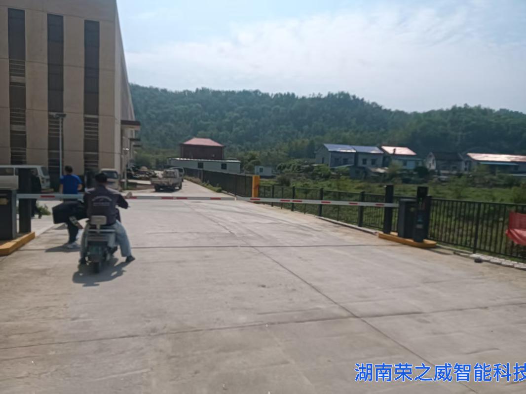 2套3米不锈钢道闸安装竣工-长沙电动门厂家-湖南荣之威