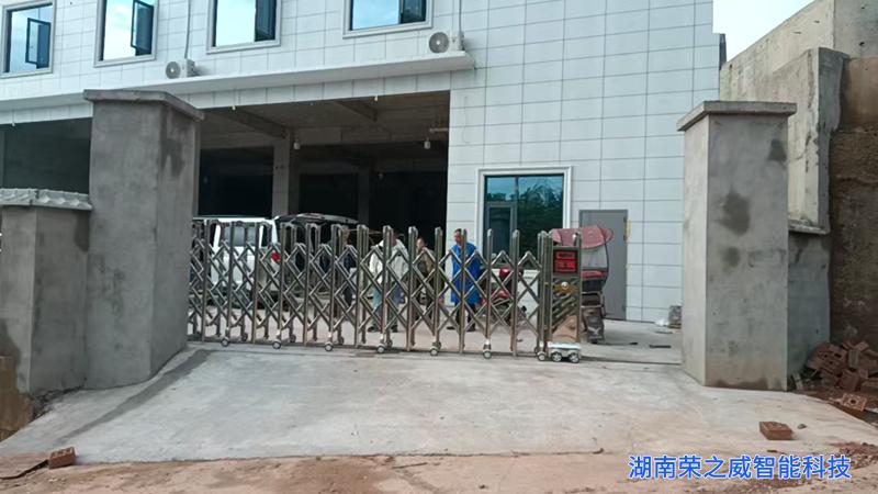 8米不锈钢伸缩门安装竣工-长沙电动门厂家-湖南荣之威 8米不锈钢伸缩门安装竣工-长沙电动门厂家-湖南荣之威