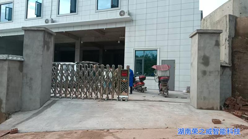 8米不锈钢伸缩门安装竣工-长沙电动门厂家-湖南荣之威 8米不锈钢伸缩门安装竣工-长沙电动门厂家-湖南荣之威