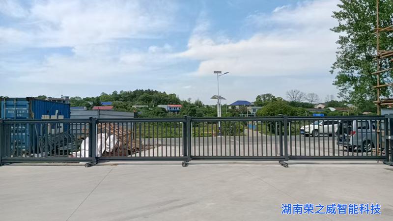 智能平移门施工-长沙县电动伸缩门案例-湖南荣之威